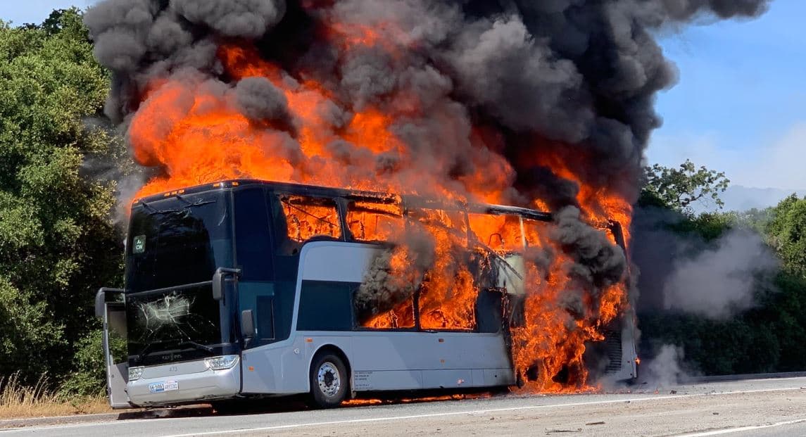 Autobús para trabajadores de Apple arde en llamas sobre la autopista 280 en el condado de San Mateo