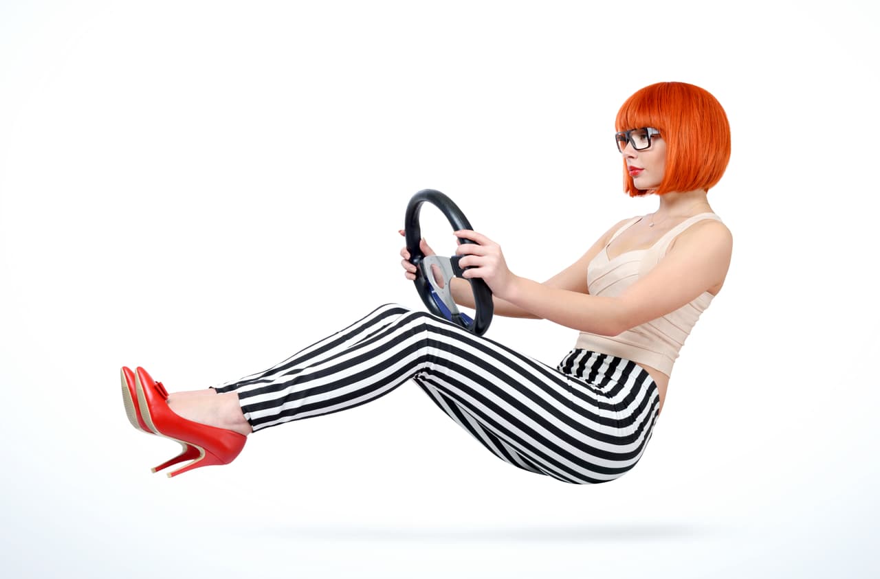 Un estudio llevado a cabo utilizando un simulador de manejo por los expertos del programa MythBusters indicó que
<b> los tacones altos retrasan la velocidad </b>en que el conductor lleva el pie del acelerador al pedal de frenado, lo que puede representar la diferencia entre frenar a tiempo o chocar contra el objeto que se encuentre frente al vehículo.