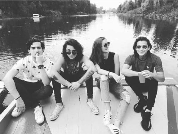 Al parecer esta noticia no representa preocupación alguna para el padre de Mila, pues se le ha visto disfrutando de sus ratos libres al lado de sus amigos.