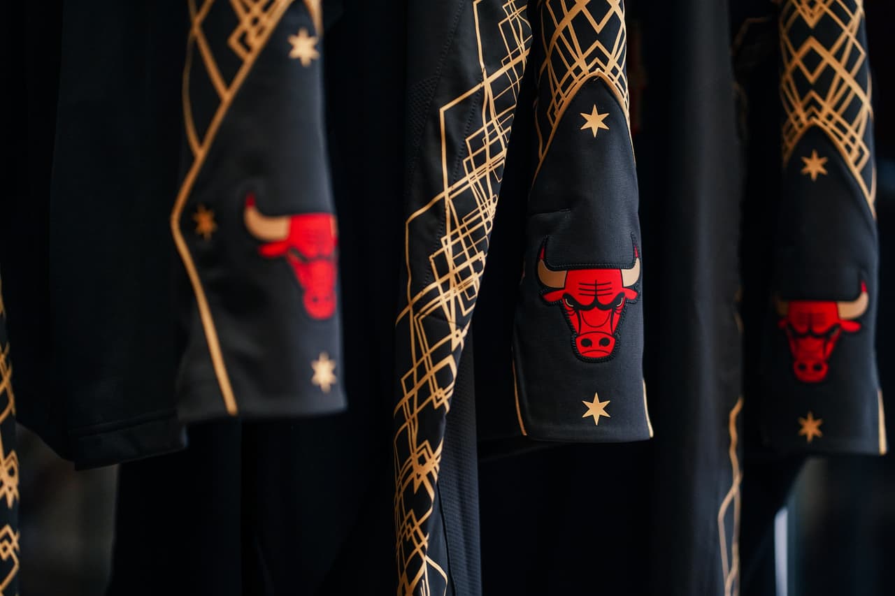 La icónica forma de diamante que aparece en los pantalones cortos, que se puede encontrar en la mayoría de los uniformes de los Bulls, muestra cuatro estrellas de la bandera de Chicago en un patrón que imita la estructura de hierro de muchos edificios de Chicago.