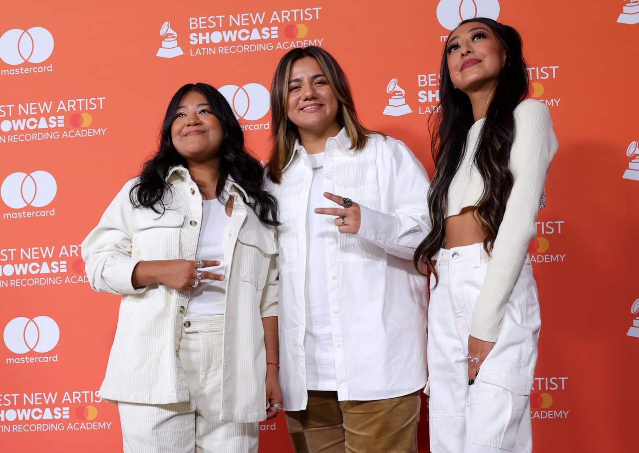 <h2 class="cms-H2-H2">Conexión Divina</h2>
<br>Grupo de música sierreña integrado por tres jóvenes mexicoamericanas: Liz Trujillo, Ashlee Valenzuela y Sandra Calixto, las cuales se conocieron por redes sociales y su gusto por la música las llevó a formar Conexión Divina. El lanzamiento de su sencillo 'Odio' fue un éxito que se prolongó en un primer álbum, 'Tres Mundos', con colaboraciones de Gabito Ballesteros y Los Aptos.