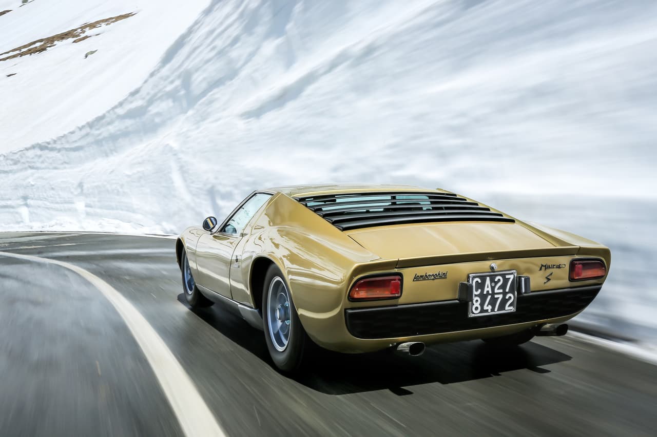 <b>Lamborghini Miura P400</b>
<br>Otro de los modelos que ha redefinido el concepto de auto deportivo. El impresionante diseño fue obra de Marcello Gandini y por orden de Ferruccio Lamborghini se produjo de manera limitada. Sólo se fabricaron 275 unidades de esta versión con motor de 355 hp, entre 1966 y 1969.