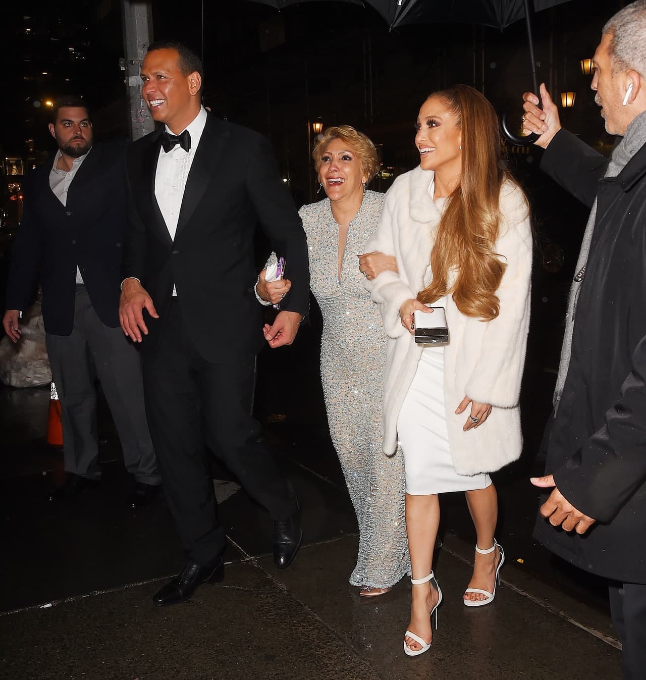 Lo que quedó claro es que nada le molesta, pues salió sonriente junto a ella y su futura suegra.