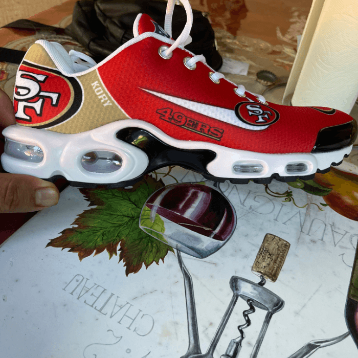 José Ortiz presume estos fabulosos tenis. "Cada que juegan los 49ers me los pongo y los cuido mucho", dice.