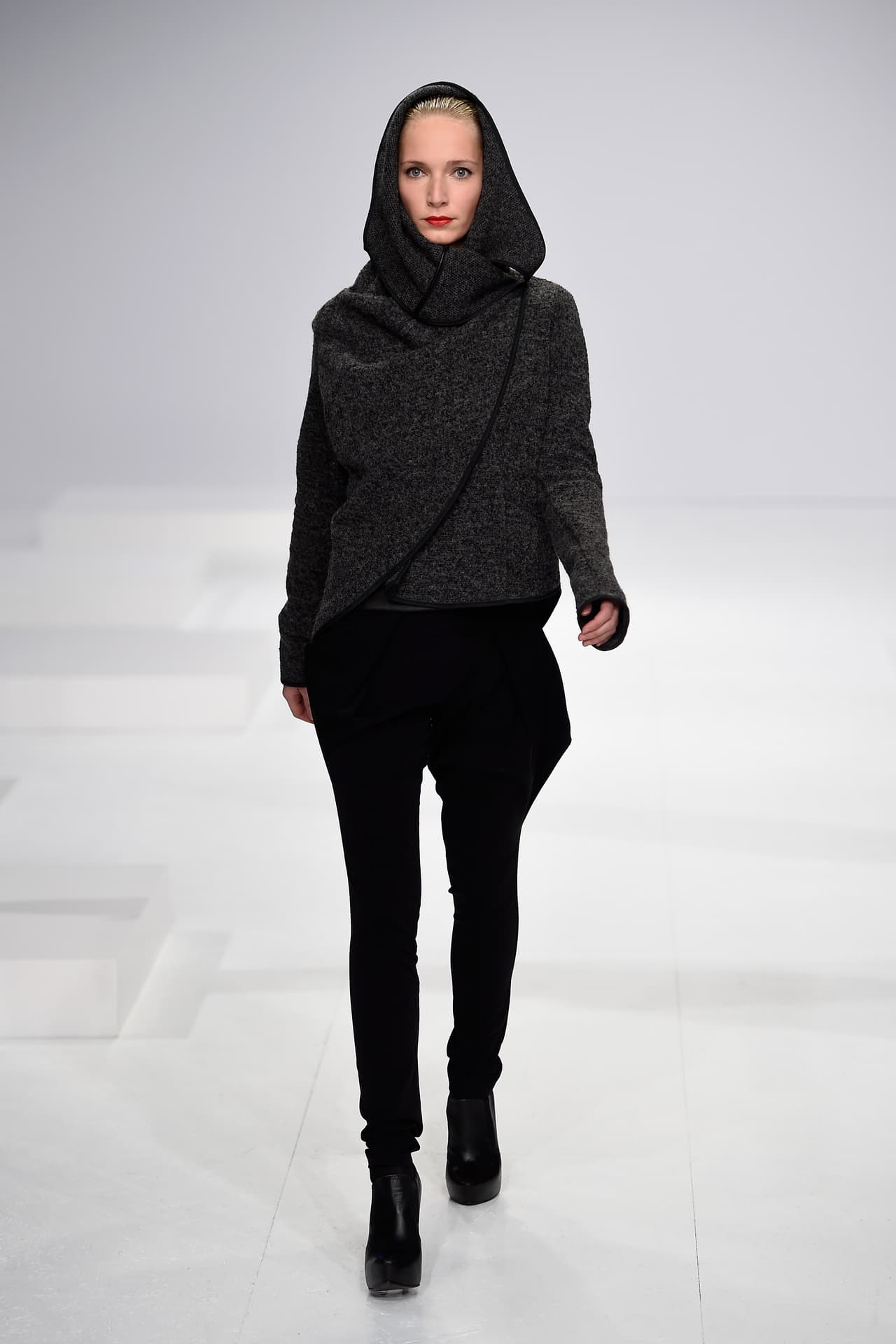 Un solo color. Para lucir sofisticada y prolija, si la sudadera elegida es lisa, puedes vestirte en un total look monocromático.