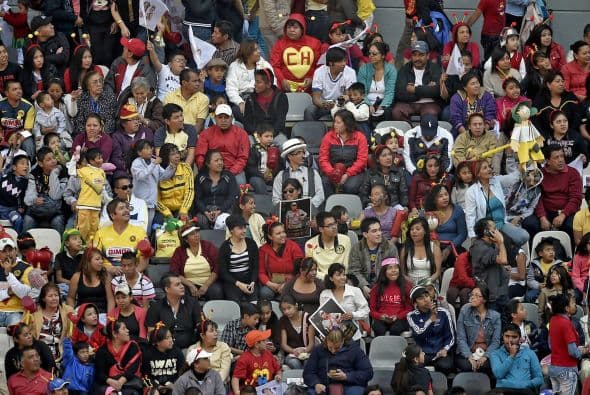 Las imágenes del homenaje y sepelio de Chespirito son conmovedoras. Como está, de miles de personas reunidas en el Estadio Azteca.