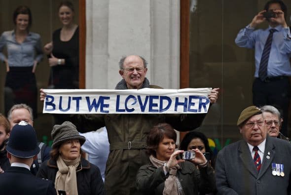 Sin embargo sus más ardientes partidarios la elogiaron como la mejor primera ministra en tiempos de paz.