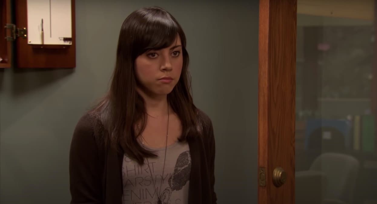 <b>Aubrey Plaza</b>
<br>De acuerdo con Mike Schur, el creador de ‘Parks & Rec.’, la directora de casting lo llamó para conocer a Aubrey Plaza, describiéndola como “la persona más extraña que había conocido”. Después de reunirse con ella por primera vez, Schur escribió el personaje de April para Aubrey.
