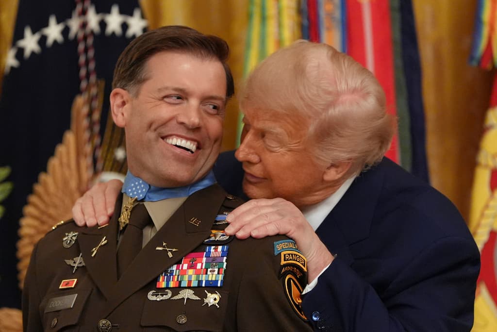 El presidente Donald Trump (a la derecha) otorga la Medalla de Honor al mayor retirado del Ejército Nicholas Dockery en el Salón Este de la Casa Blanca, el jueves 18 de junio de 2026, en Washington. (Foto AP/Jacquelyn Martin)