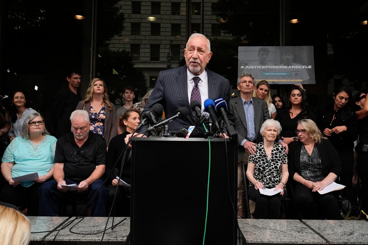 <h2 class="cms-H2-H2">Brian A. Andersen Jr.</h2>
<br>Sobrino de Kitty Menéndez
<br>
<br>Afirmó que sus primos sólo
<b> “intentaron protegerse de la única manera que sabían”</b>, pero el público y medios de entonces sólo se burlaron de ellos: “En lugar de ser vistos como víctimas, fueron vilipendiados. Ya no son una amenaza para la sociedad”.