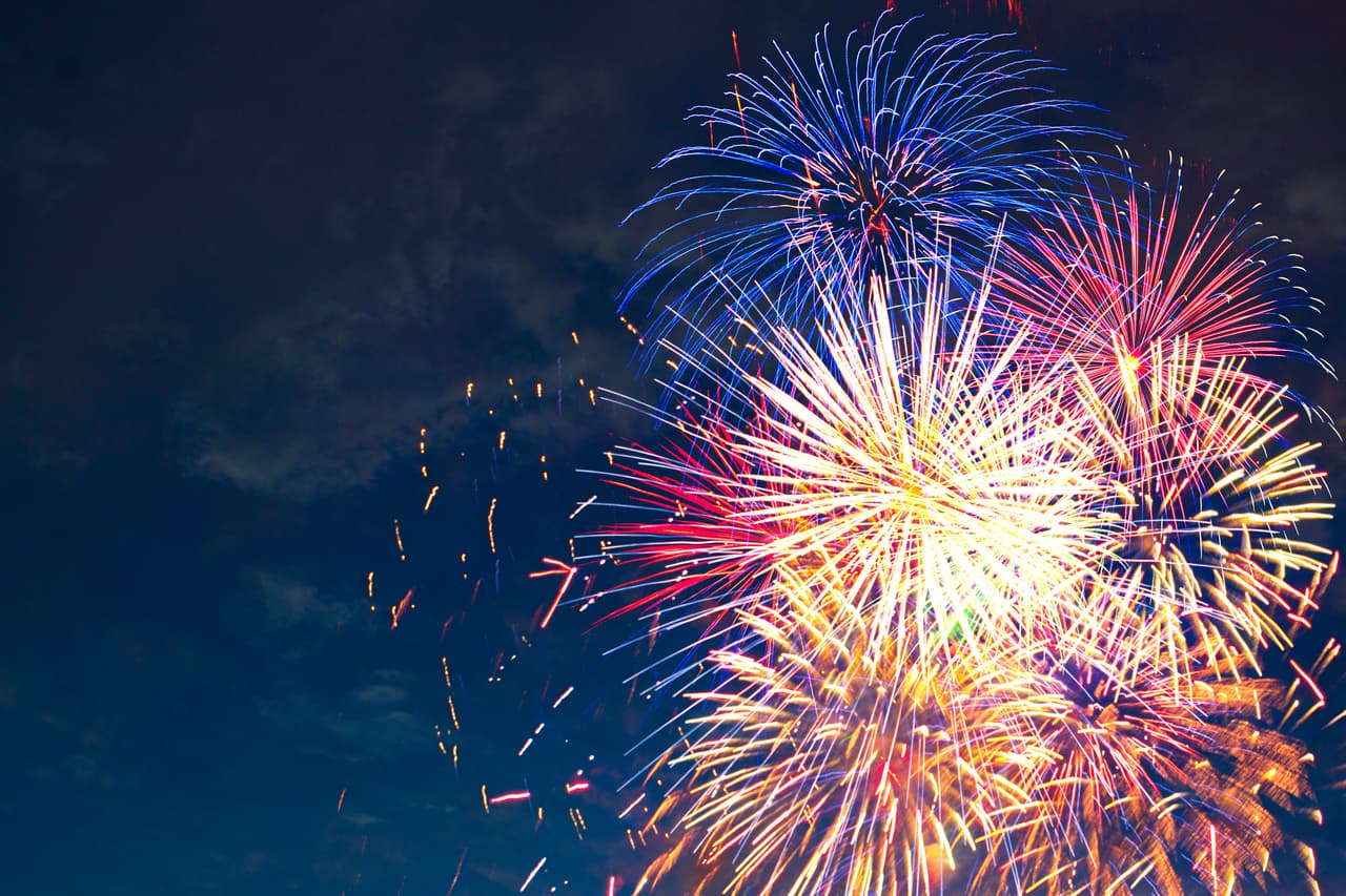 <h2 class="cms-H2-H2">Leander Liberty Fest en Devine Lake Park</h2>
<br>📍 1807 Waterfall Ave, Leander, TX
<br>💰 Gratis
<br>
<br>Este evento es de 6 pm a 10 pm. Habrá música, comida, actividades para niños y los fuegos artificiales empiezan a las 9:30 pm. Si no quieres entrar al parque puedes estacionarte en Benbrook Ranch Park para ver los fuegos pirotécnicos.