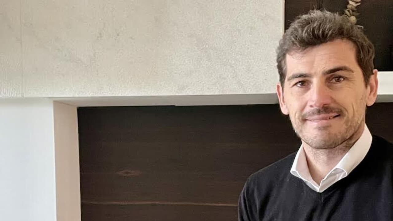 Iker Casillas recibe cervezas de Messi y Gerard Piqué lo trolea