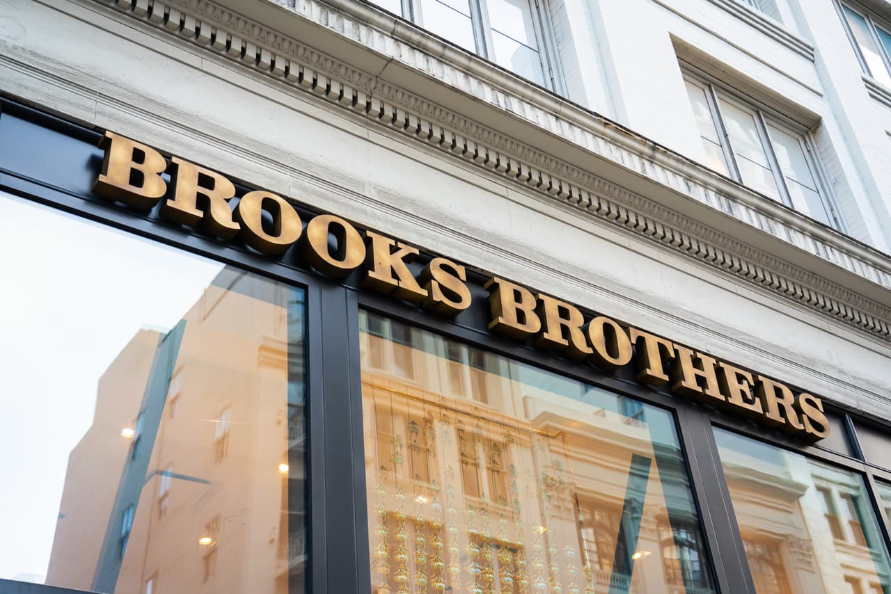 <b>Brooks Brothers. </b>El 8 de julio la cadena de tiendas de ropa para hombres informó que se acogió a la ley de quiebras debido al golpe que le supuso la pandemia del coronavirus. La empresa –conocida por sus trajes– había anunciado en junio que estaba en busca de un comprador y que podría cerrar fábricas y tiendas.