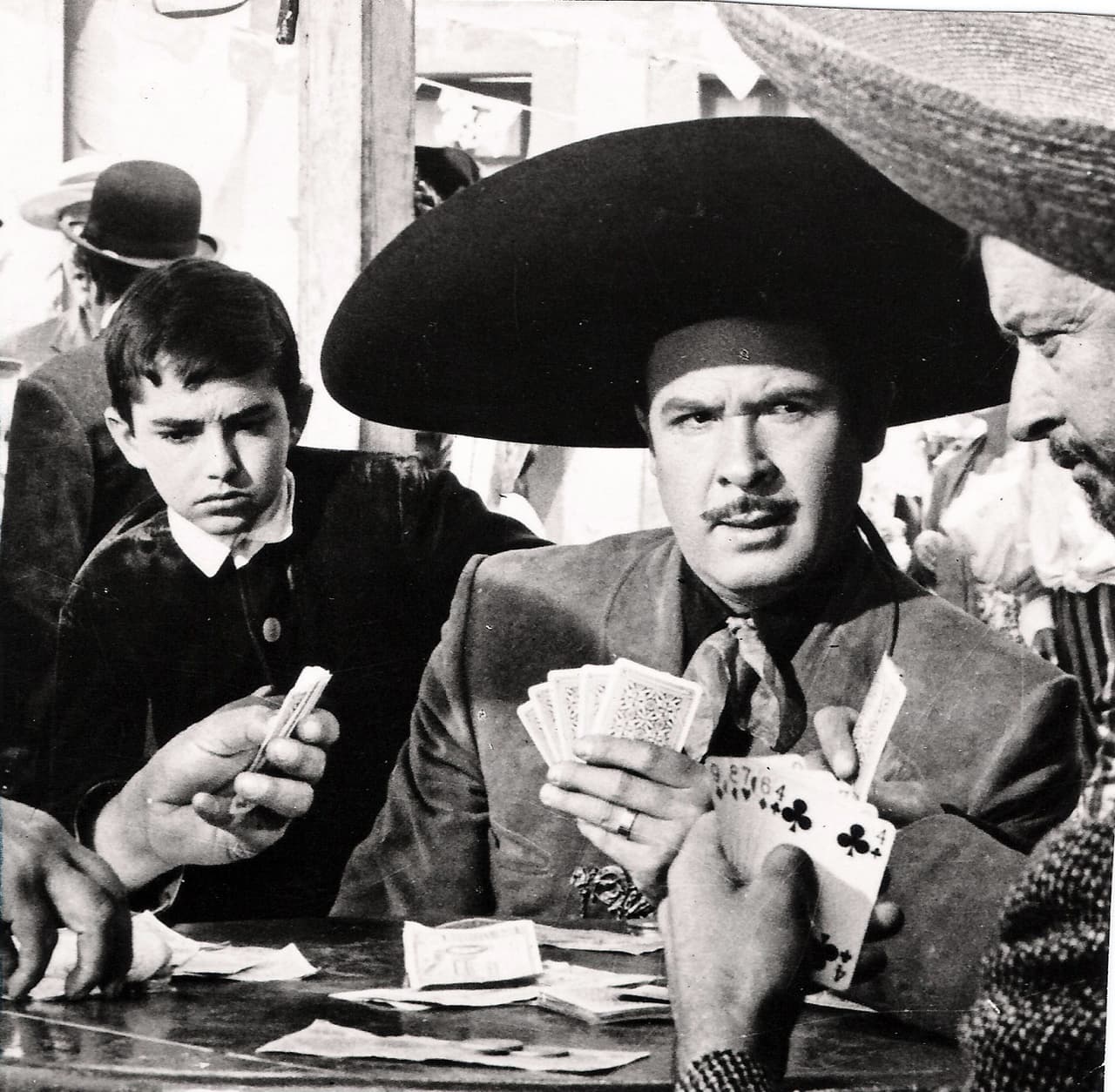 Pronto se volvió un ícono en el cine y compartió pantalla con grandes cantantes que también eran ídolos, aquí con el actor español Joselito.