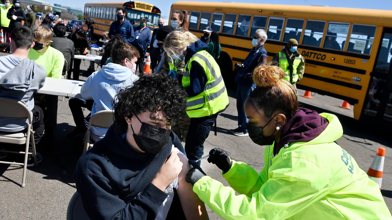 Oakland prohibirá a estudiantes no vacunados tomar clases presenciales a partir del 1 de enero de 2022