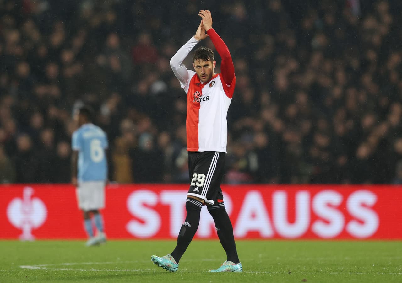 El cuadro del Feyenoord ganó como local a la Lazio con gol del mexicano Santiago Giménez al entrar de cambio y avanzó como líder; Manchester United termina segundo para Playoffs.