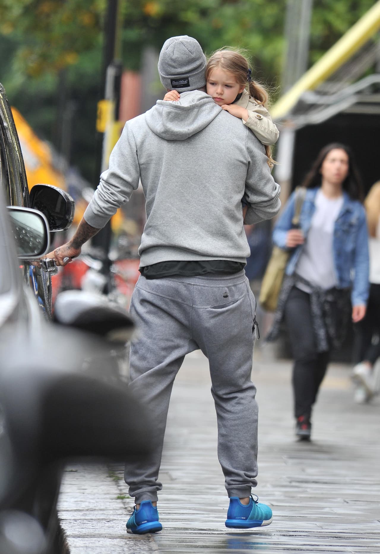 Papi se apresuró a llegar a su camioneta.