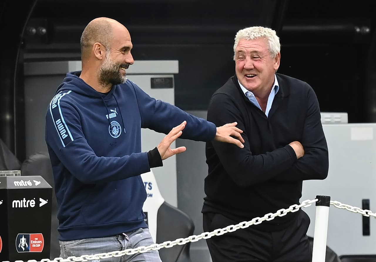 Pep Guardiola y Steve Bruce se saludan previo a los cuartos de final de la FA Cup entre el City y el Newcastle.