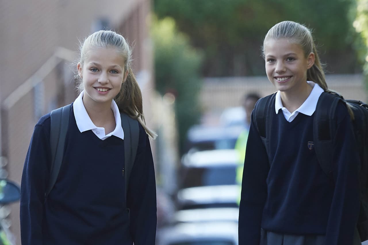 Ambas lucieron el uniforme de la institución que consta de falda gris, blusa blanca, jersey azul y zapatos oscuros.