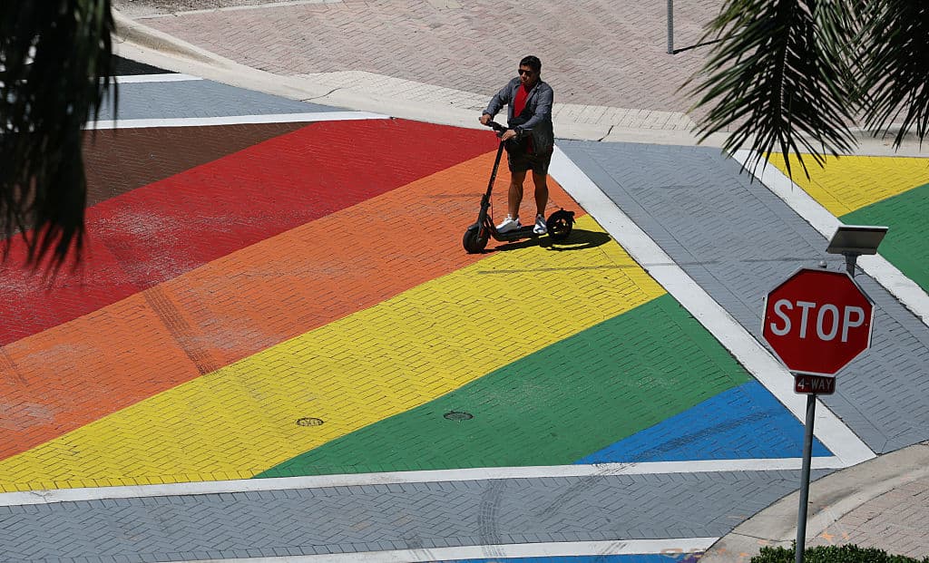 El gobernador Ron DeSantis firmó la ley SB 1662 en junio. La normativa prohíbe cualquier tipo de exhibición de símbolos que las autoridades de Florida consideren arte político o social.
<br>
<br>