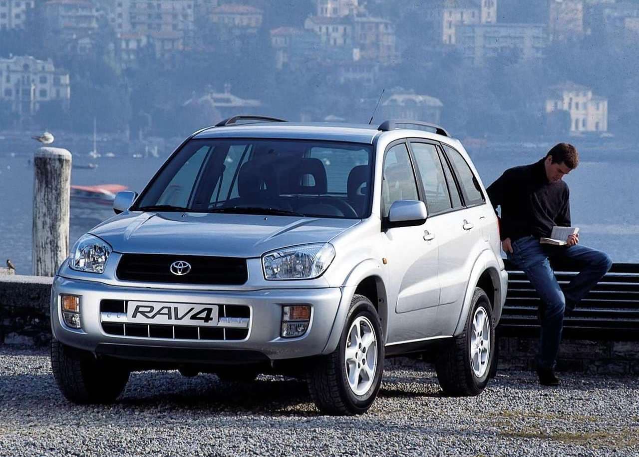 <h3 class="cms-H3-H3"><b>6. Toyota RAV4</b></h3>
<br>% de dueños que lo conservaron por más de 15 años: 12.7%
<br>En comparación con el promedio: 1.6x
<br>
<br>En imagen: Toyota RAV4 2003