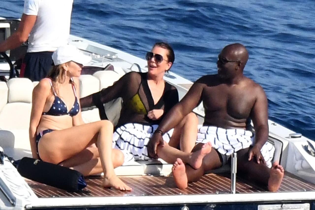 Siendo la matriarca y la columna de una de las familias más populares de Hollywood, no hay dudas de que las vacaciones de Jenner, 
<a href="https://www.univision.com/entretenimiento/asi-fueron-las-fabulosas-vacaciones-de-kourtney-kardashian-y-su-novio-en-italia-fotos">como las de sus hijas</a>, son puro lujo.