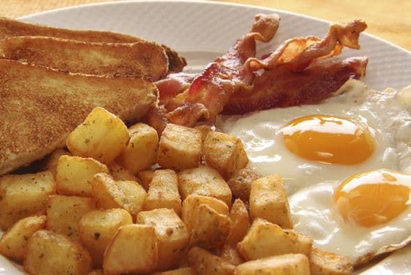 Desayuno nocturno. Sirve un refrigerio inesperado en tu próxima fiesta: ¡un desayuno completo con huevos revueltos y panqueques!