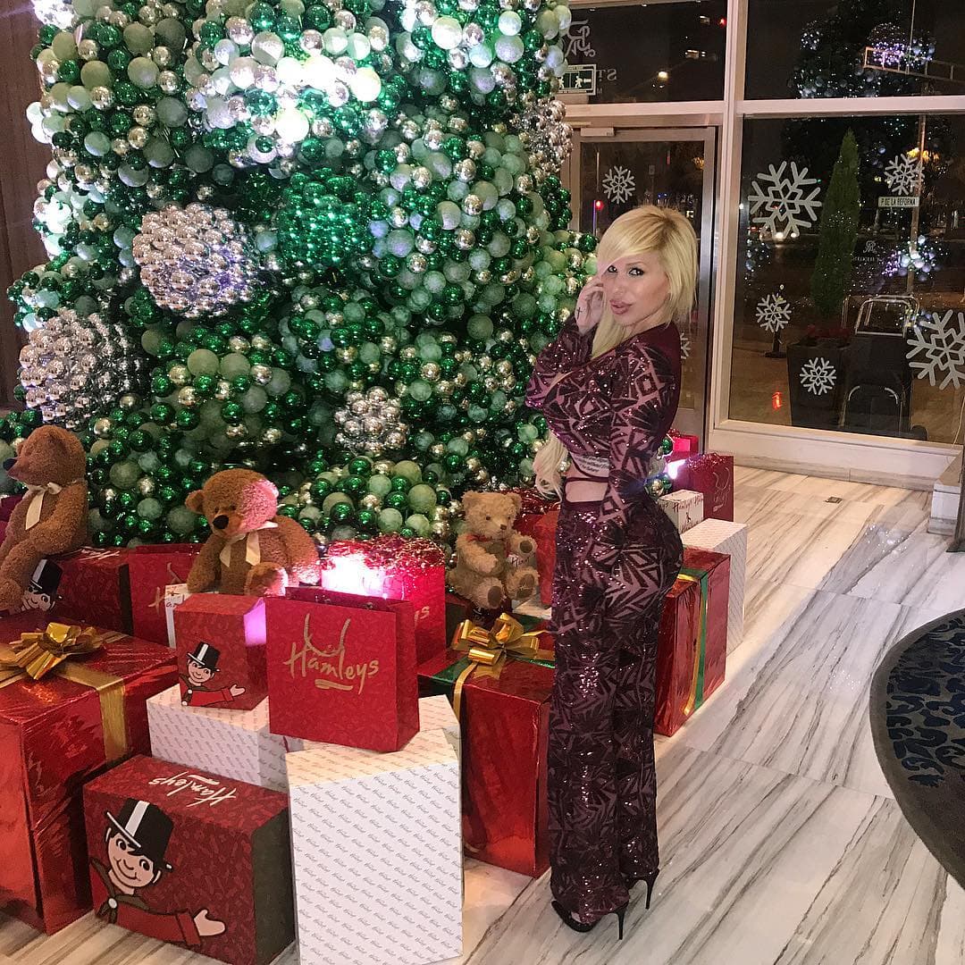 Incluso, en 2017 circularon en internet varias fotos que mostraban sus glúteos deformados.