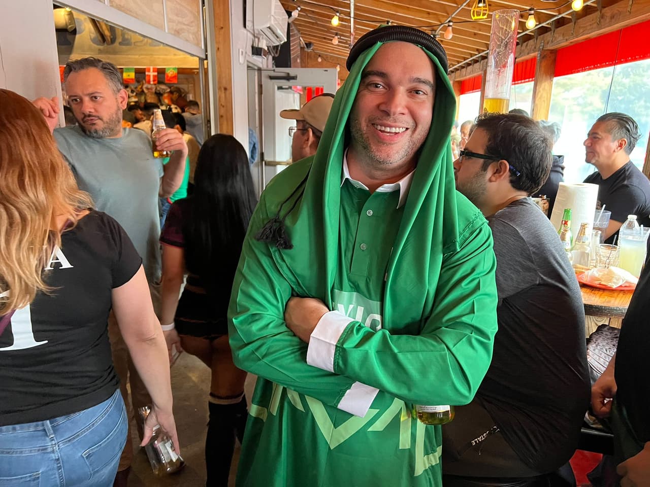 Aficionados mexicanos llegaron desde temprano para apoyar a su selección.