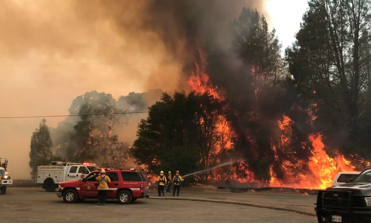 Declaran estado de emergencia en el norte de California por voraz incendio que amenaza 600 casas