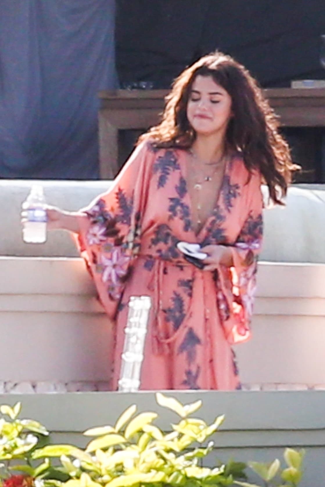 Selena Gómez optó por un traje con estampado de flores de la marca Free People, valorado en 350 dólares. Dos días después, el modelo se agotó.