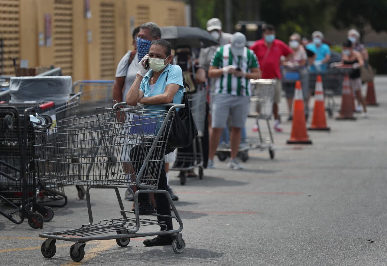 Afuera de los supermercados, cientos de personas hacen fila todos los días para entrar, pues las autoridades limitaron el número de personas que pueden estar adentro, por las medidas de distanciamiento social.