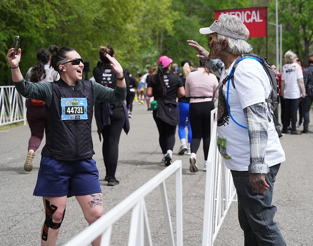 <b><a href="https://www.univision.com/local/nueva-york-wxtv/tiroteos-en-nueva-york-heridos-policia-fuera-de-servicio-en-queens-y-otro-hombre-en-brooklyn" target="_blank">Temprano en la mañana del domingo</a></b>, corredores que terminaban el medio maratón, aprovechaban para tomarse fotos o hacer videos junto a los 'walkers', que impresionaban a la distancia a quienes estaban ajenos al evento.