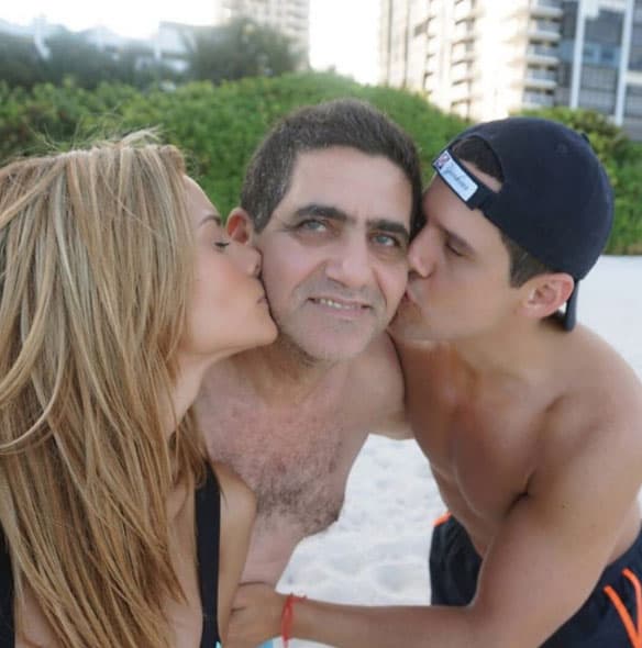 Alejandro y su hermana disfrutan poder llenar de besos y consentir a su papá.