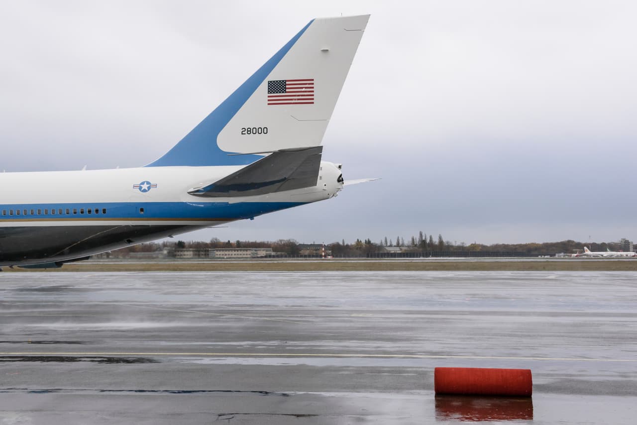 El Air Force One será relevado en los próximos años por un Boeing 747-8, el cual superará algunas prestaciones del modelo actual, según precisó el fabricante. Veremos si despega durante el gobierno de Donald Trump.