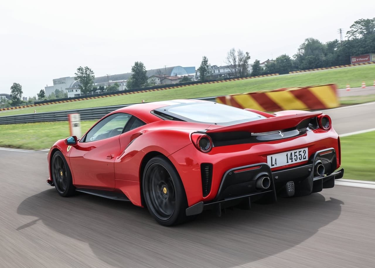 Lamentablemente, hace poco se supo que uno de los guardias de seguridad de Nodal sufrió un accidente mientras iba a bordo del vehículo y se desconoce si este ya fue reparado. El superexótico es motivado por un motor V8 de 3.9 litros doble turbo con la capacidad de generar 720 caballos de fuerza y 568 lb-pie de torque. Esta potencia le permite acelerar de 0 a 62 mph (100 km/h) en 2.85 segundos y de 0 a 124 mph (200 km/h) en 7.6 segundos. Su velocidad máxima está electrónicamente limitada a 211 mph (340 km/h).