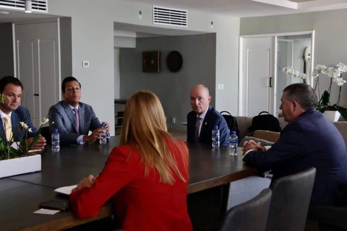 El gobernador también tuvo una importante reunión con ejecutivos de las aerolíneas Aeromexico y Delta, ya que a partir del próximo año habrá un vuelo diario de la ciudad de México a Salt Lake City y de la ciudad de Monterrey a la capital de Utah.