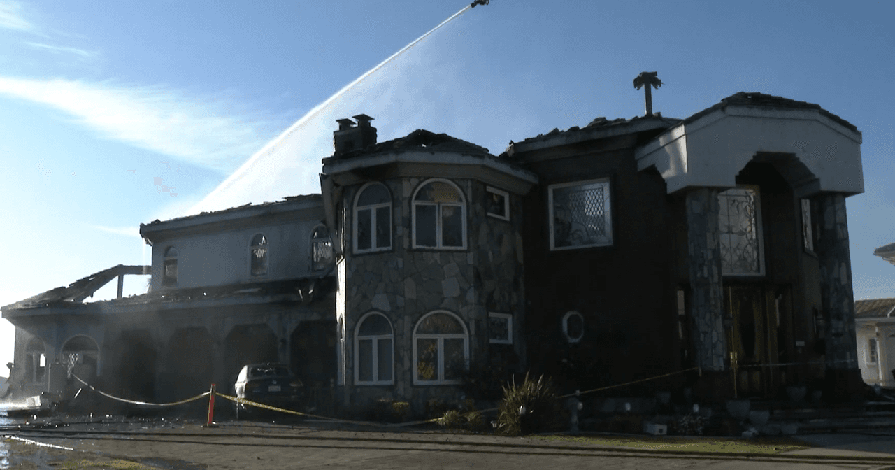 Esta vivienda quedó completamente destruída por el fuego.