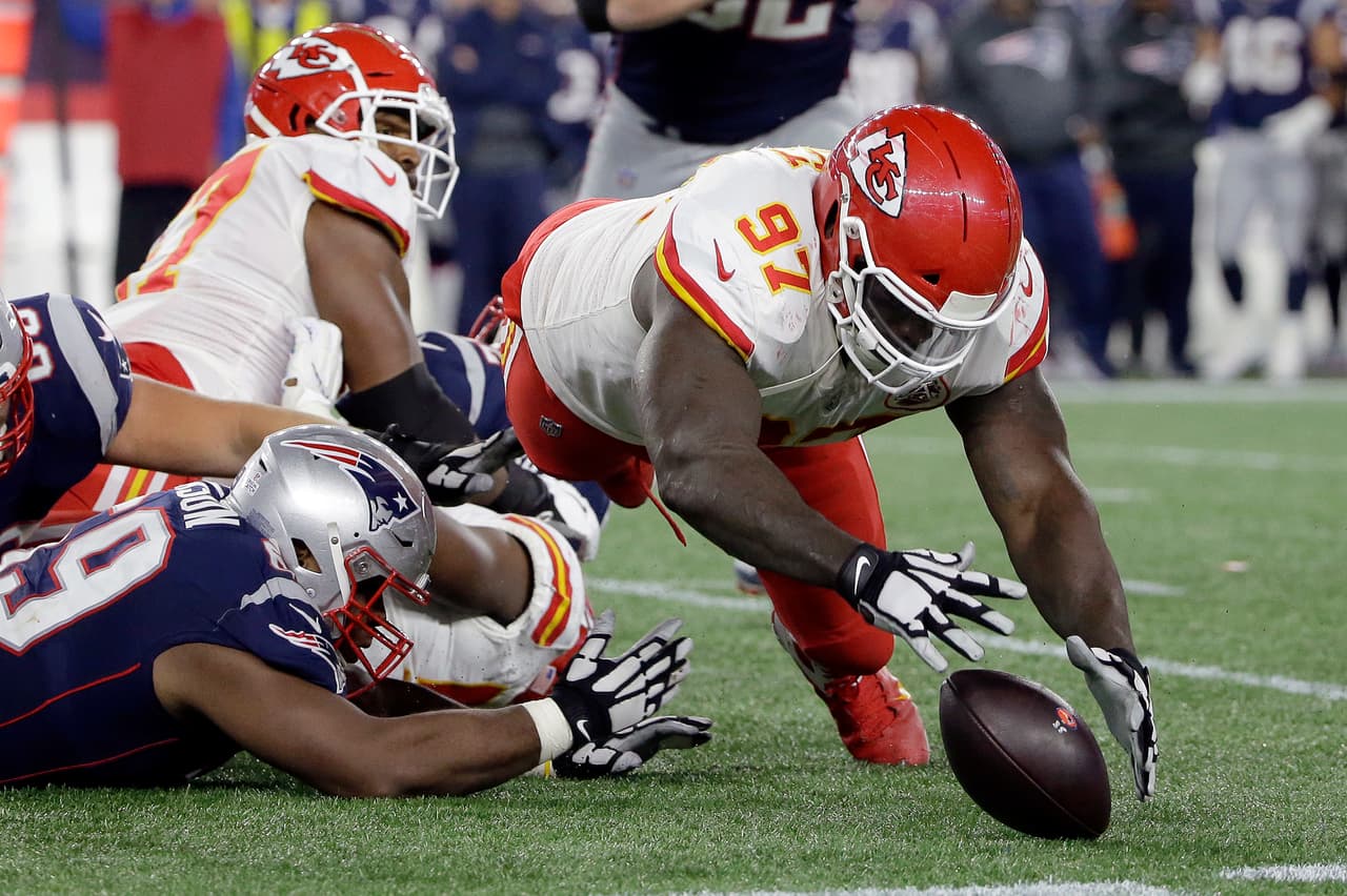 Un balón suelto que recuperó la defensa de los Chiefs derivó en más puntos para Kansas City. Un pase de una yarda de Mahomes para Hill de nuevo le daba ventaja de 33-30 a la visita.