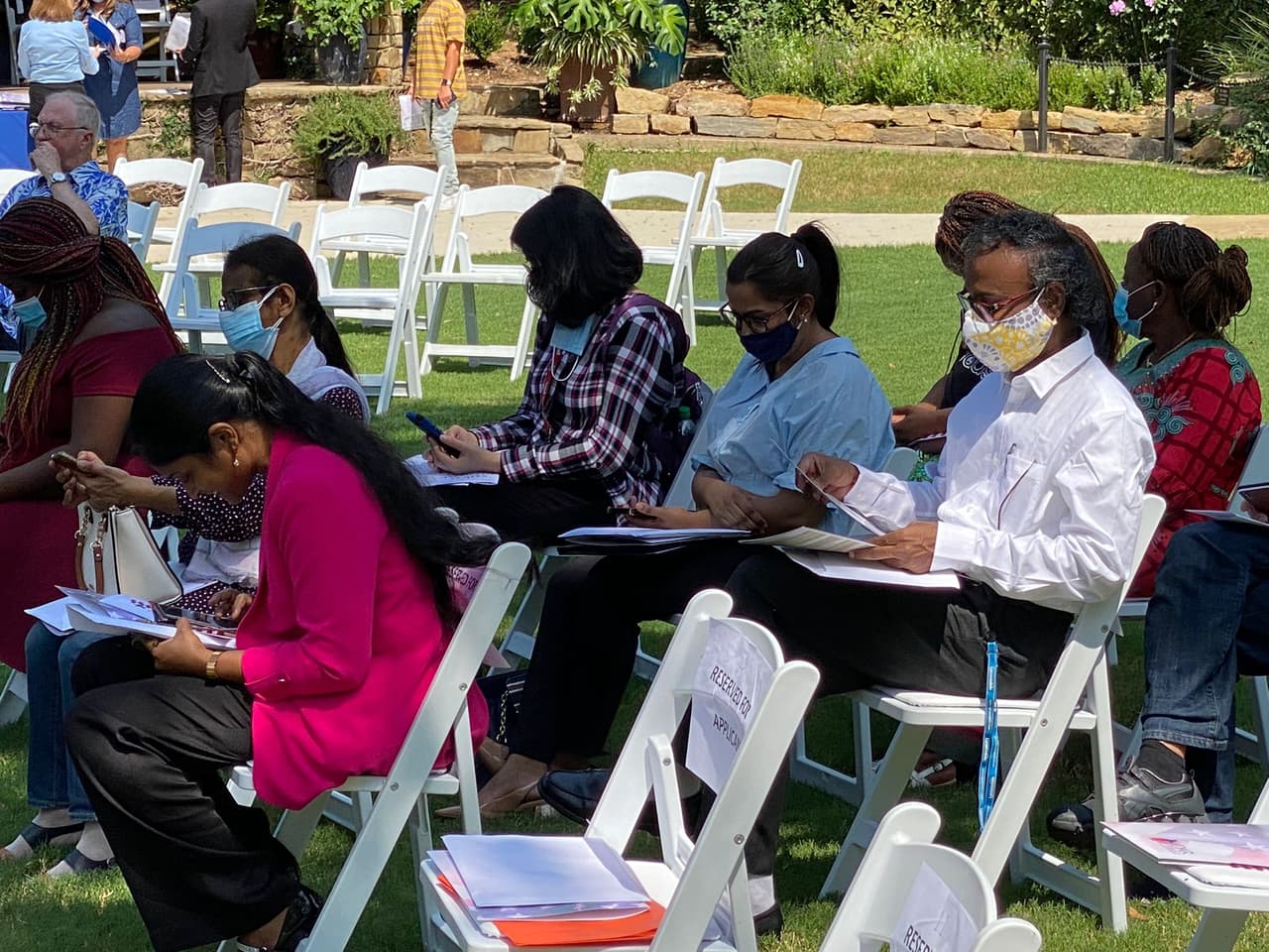 La jueza principal Barbara M.G. Lynn, del distrito del norte de Texas, fue la encargada de llevar la ceremonia de naturalización.
<br>