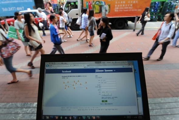 "Pero dudamos de que Zuckerberg se despierte repentinamente con el gusto o incluso la comprensión de la publicidad", abundaron Elliott y Parrish, que sin embargo saludaron la velocidad de adaptación del sitio, "que permitió a Facebook desarrollarse rápidamente a lo largo de los años, pese a persistentes dificultades sobre el respeto a la privacidad".