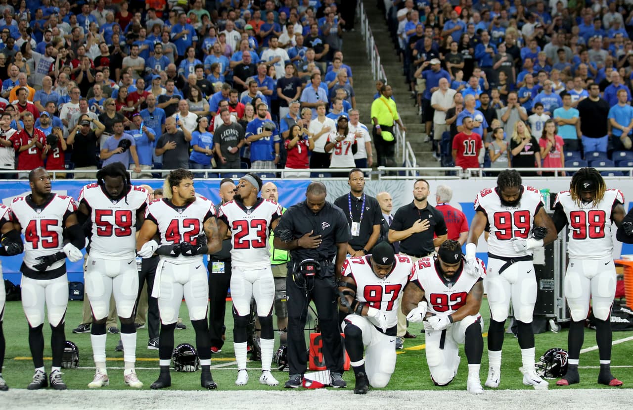 En ese mismo juego, los Atlanta Falcons también dejaron su muestra de apoyo a la protesta.