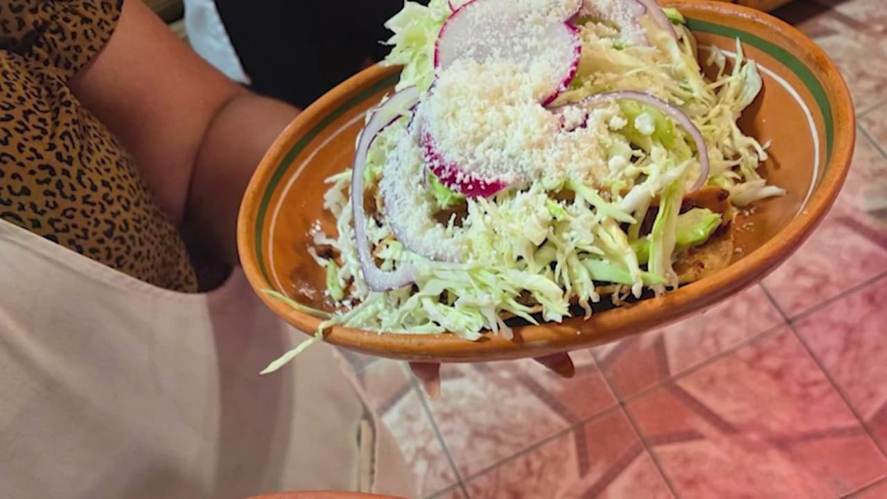 De las ventas sin permiso al éxito: Familia hispana pasó de las multas a tener un popular comedor casero en Los Ángeles