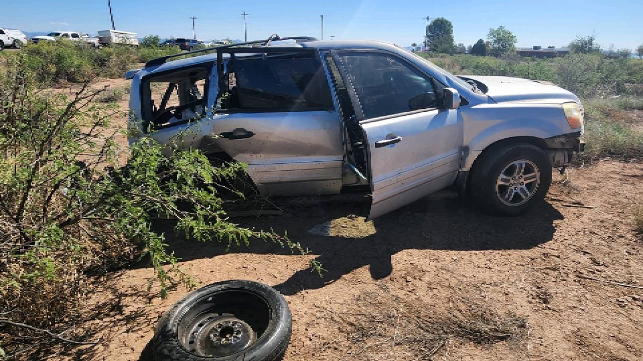 Los agentes del orden que llegaron al lugar y descubrieron que había ocho ocupantes fuera del vehículo, todos ellos sufriendo heridas. Un sujeto estaba ubicado aproximadamente a 20 yardas al sureste del vehículo. Los ocho sujetos fueron identificados como inmigrantes indocumentados.