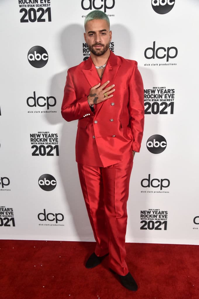 A pesar de que la canción dejó de sonar en algunos medios, el cantante nunca accedió a dejar de cantarla durante sus shows en vivo.
<br>