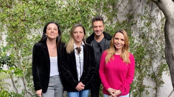 En sus cuentas personales, el resto de los integrantes argumentaron que se trató de una decisión unilateral. Después, sostuvieron una reunión con Borovoy y
<b><a href="https://www.univision.com/famosos/mariana-ochoa-se-disculpa-por-ventilar-la-situacion-de-ov7-y-la-agrupacion-dice-que-continua-en-el-90s-pop-tour-video" target="_blank">llegaron a un acuerdo</a></b> para que el grupo terminara la gira. Hasta ahora no existe una versión oficial de lo que provocó la discordia.
<br>
<br>