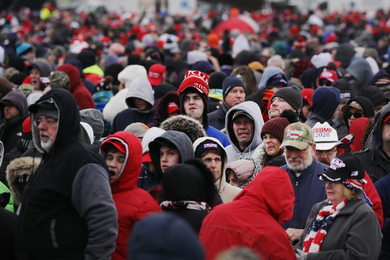 Mucha gente se reunió afuera del Centro de Convenciones a ver su discurso en una gran pantalla.