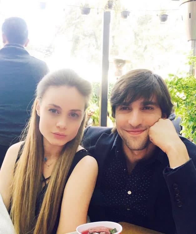 Esta parejita lleva año y medio de relación, ya están comprometidos pero se presentan ante todos como esposos.