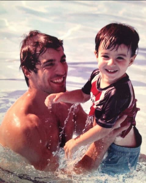 Se nota que es un papá muy consentidor con su pequeño hijo.