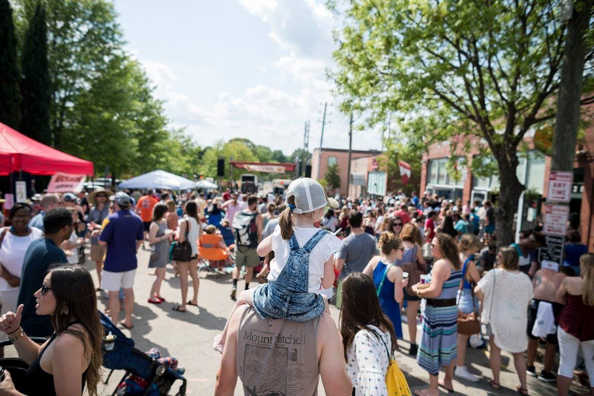 <b><a href="https://www.cuegrass.com/">North Carolina 'Cuegrass Festival (16 de abril)</a></b>: Se trata de un día repleto de barbacoa de The Pit, muchas cervezas locales y música bluegrass en el distrito de almacenes del centro de Raleigh.